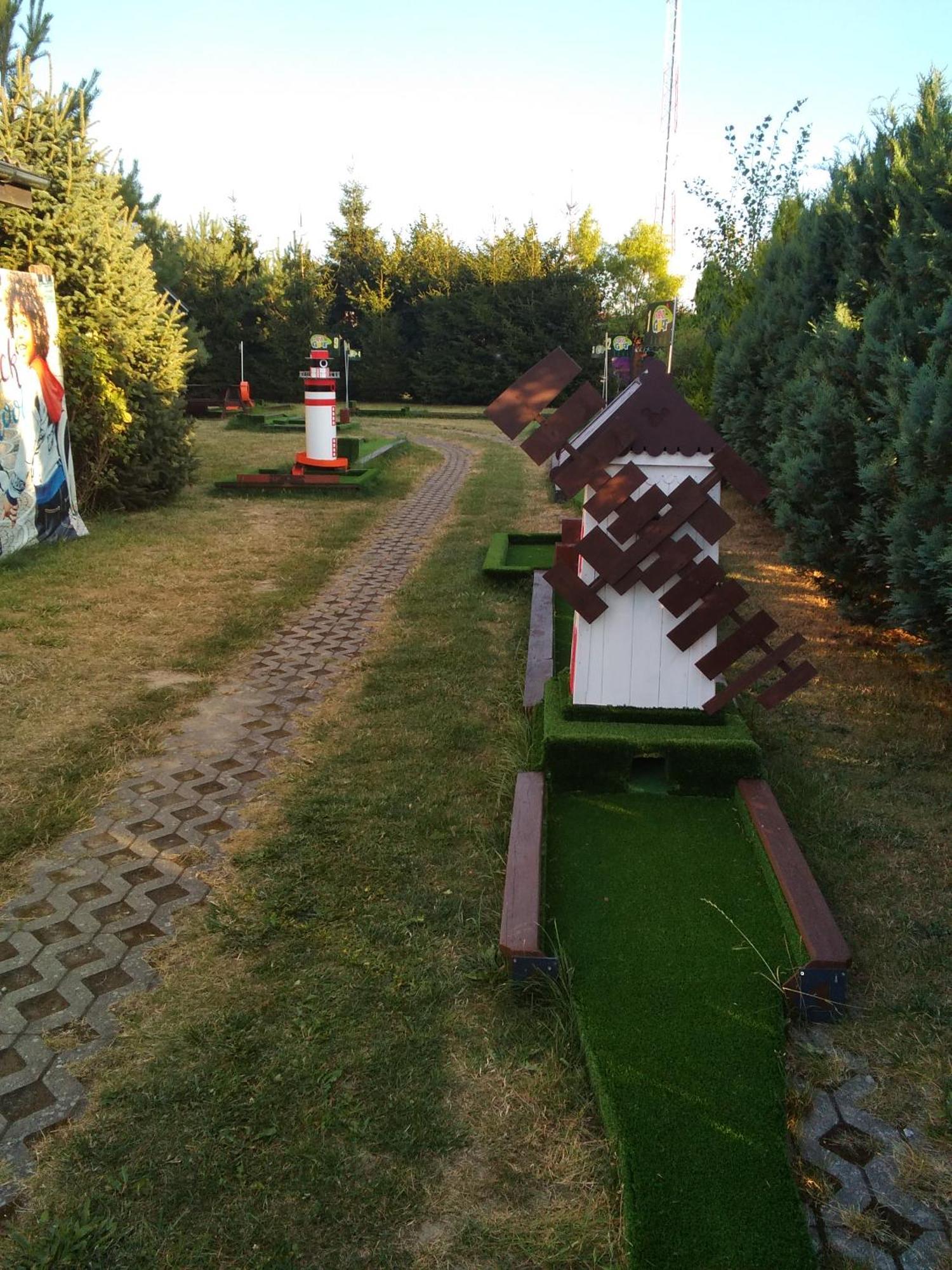 Domki Kapitanskie Z Prywatnym Polem Do Gry W Mini Golf Ревал Екстериор снимка